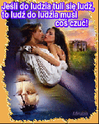 Zakochani przytulają się do siebie